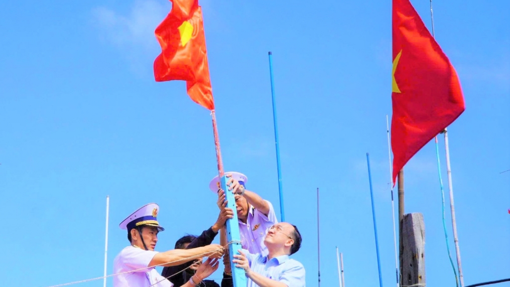 «Весна вместе храним море — Тэт, согретый единством армии и народа»