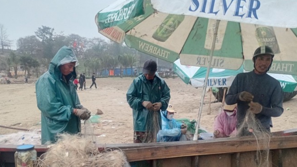 Рыбаки с радостью и доверием выходят на море в начале нового года