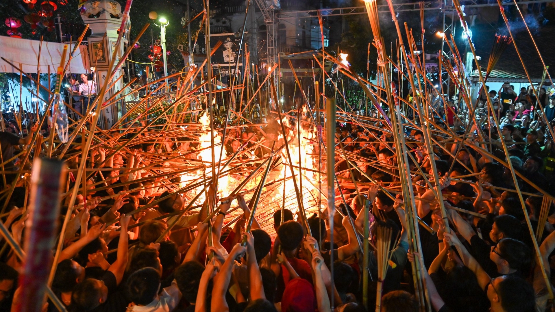 Жители Ханой несут священный огонь на бамбуковых шестах, желая удачи в начале года
