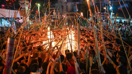Жители Ханой несут священный огонь на бамбуковых шестах, желая удачи в начале года