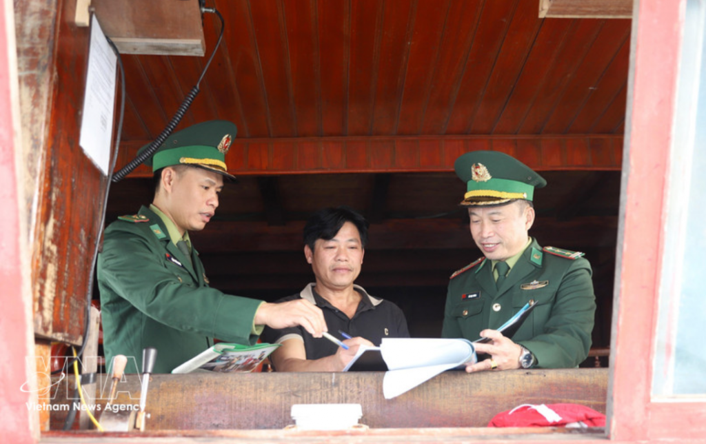 Преодоление «жёлтой карточки» ННН: Нгеан усиливает контроль за выходом и входом рыболовных судов в порты Преодоление «жёлтой карточки» ННН: Нгеан усиливает контроль за выходом и входом рыболовных судов в порты