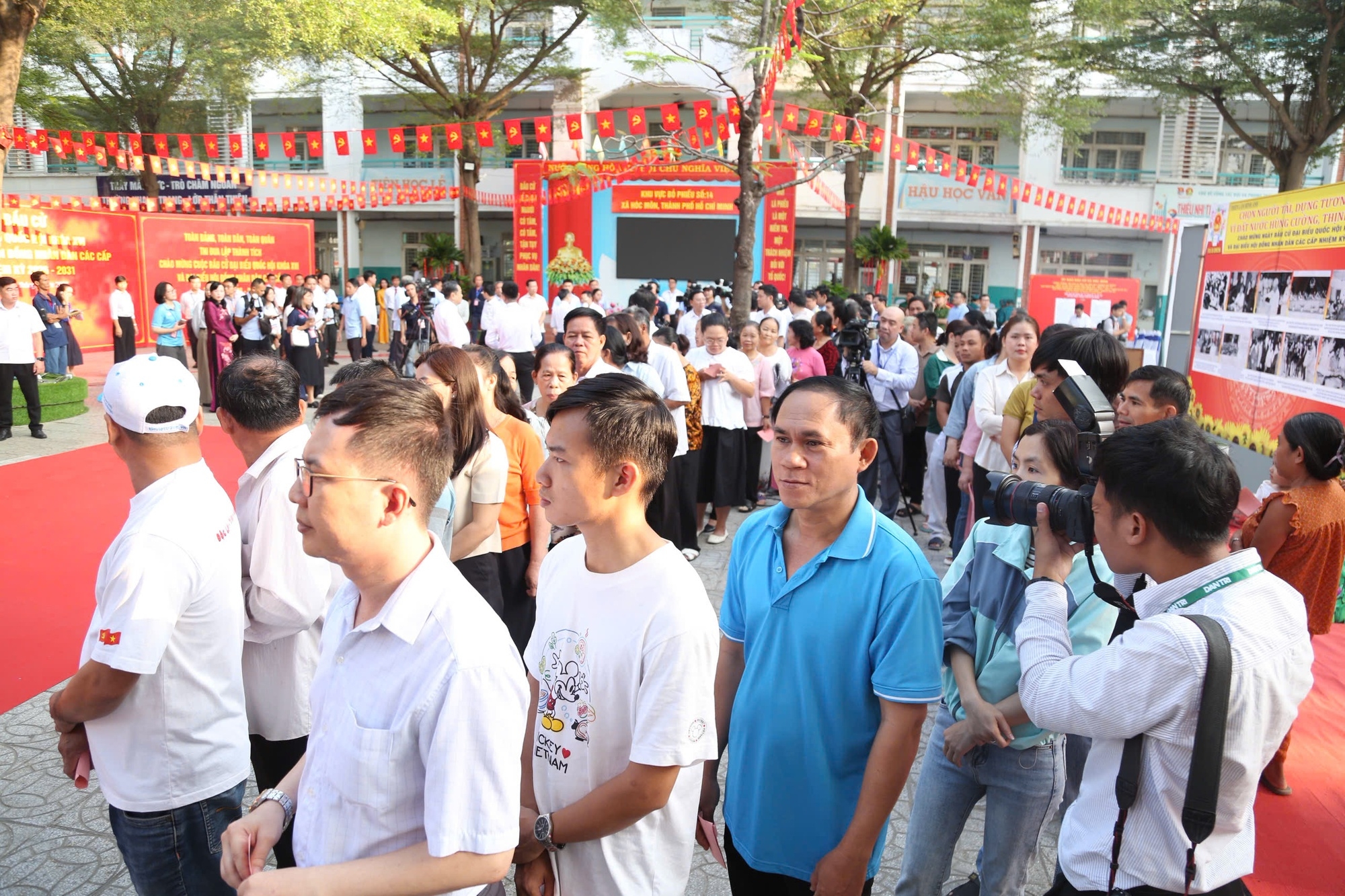 Вьетнамские избиратели идут на выборы депутатов НС и местных народных советов Вьетнамские избиратели идут на выборы депутатов НС и местных народных советов