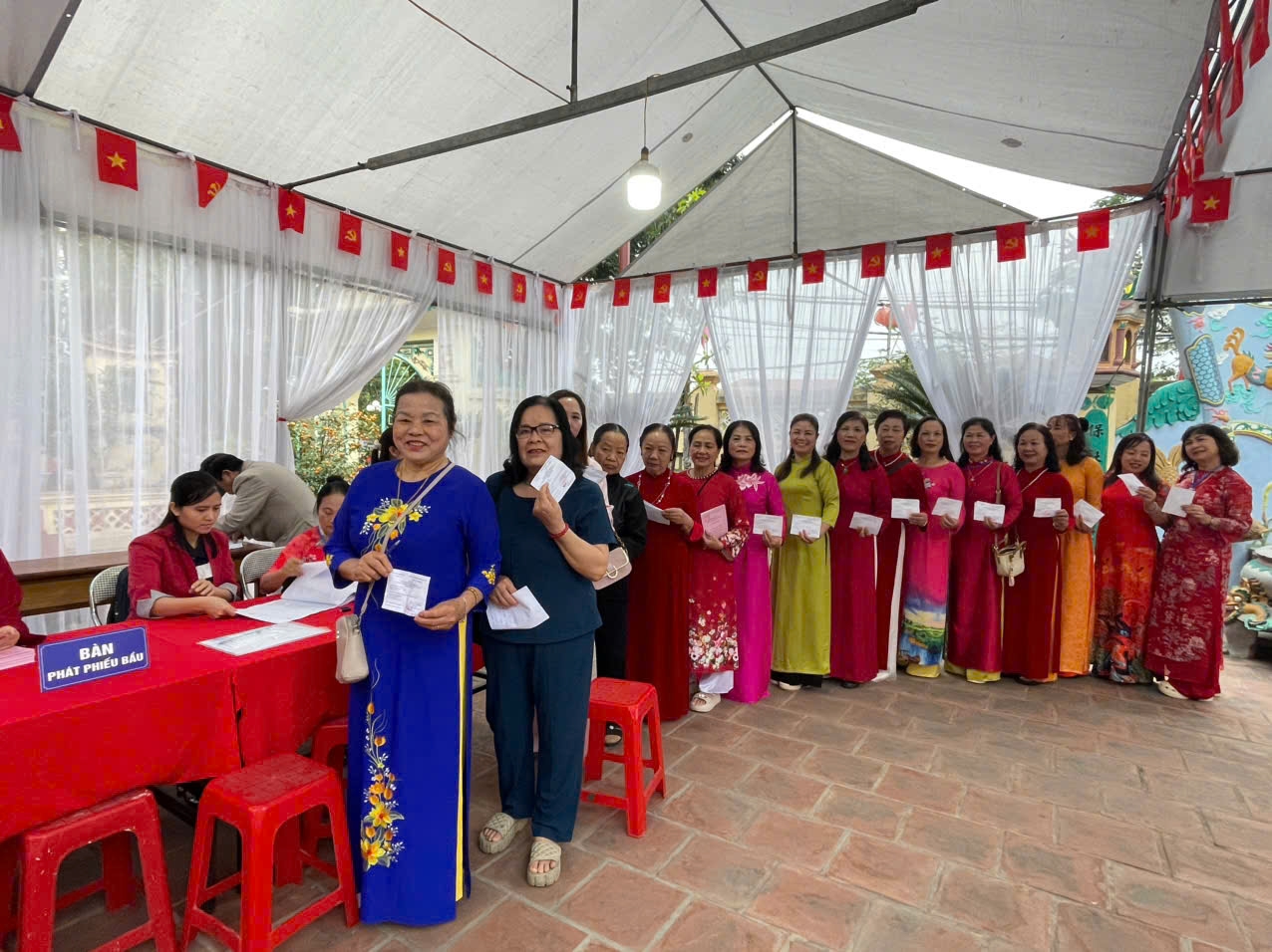 Вьетнамские избиратели идут на выборы депутатов НС и местных народных советов Вьетнамские избиратели идут на выборы депутатов НС и местных народных советов