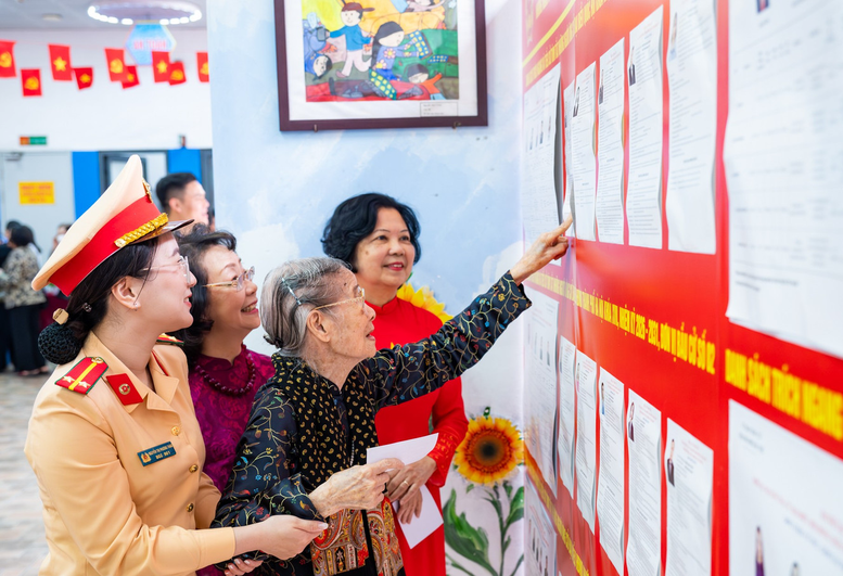 Вьетнамские избиратели идут на выборы депутатов НС и местных народных советов Вьетнамские избиратели идут на выборы депутатов НС и местных народных советов