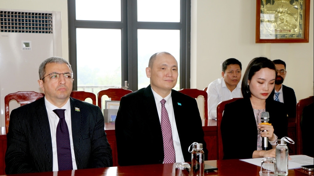 Делегация посольств Азербайджана и Казахстана посетила центр соцподдержки в Лаокае