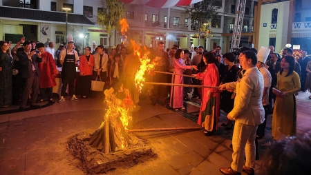 Новруз в Ханое: битьё яиц, прыжки через огонь и встреча Нового года