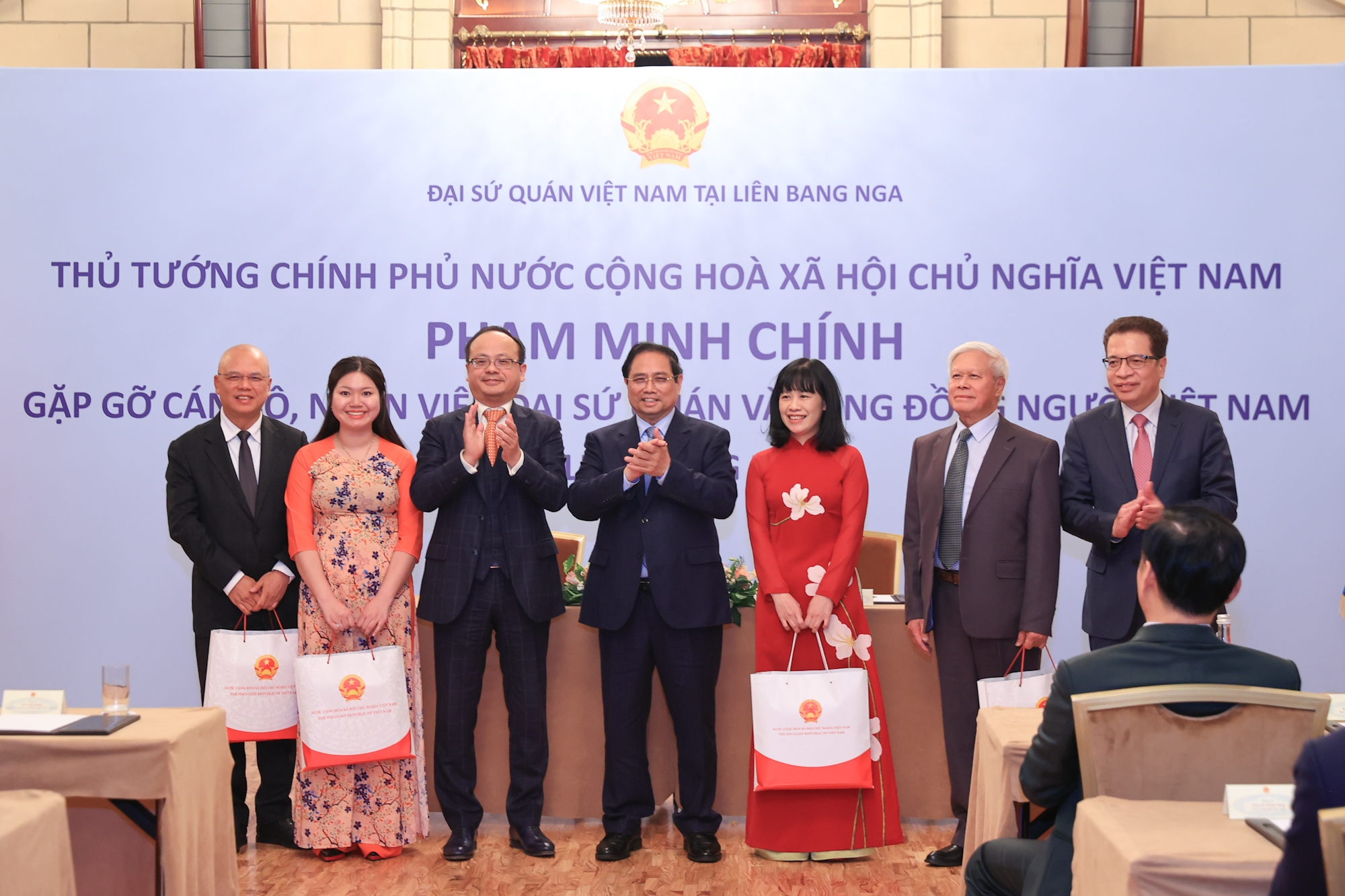 Премьер-министр Фам Минь Тьинь встретился с вьетнамской диаспорой в РФ