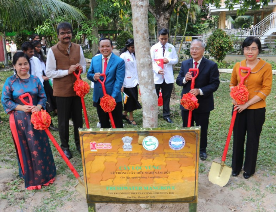 Посадка деревьев дружбы в Кантхо