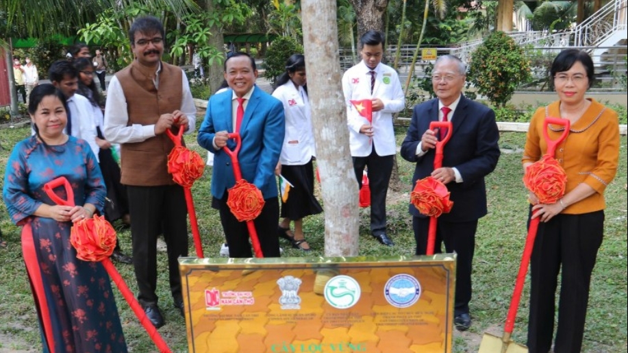 Посадка деревьев дружбы в Кантхо
