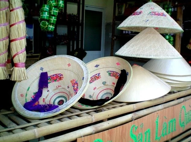 Многие туристы покупают “нон нгыа” в качестве сувенира  при посещении провинции Биньдинь. Фото:  Вьетнам+