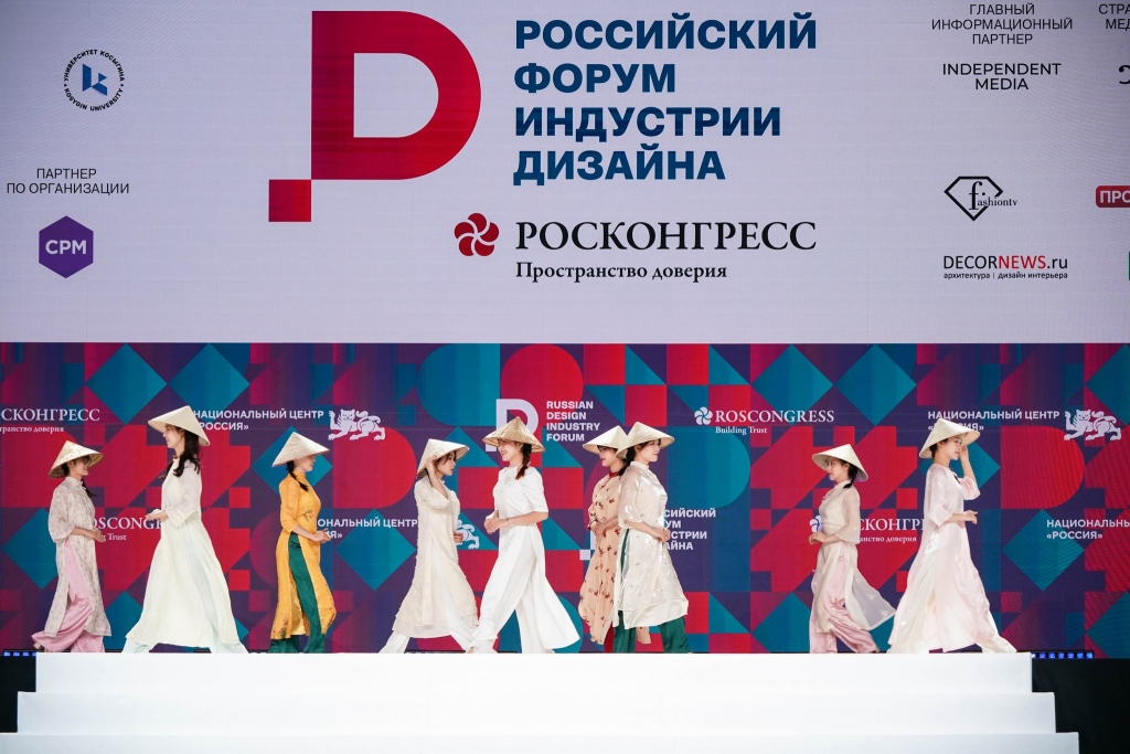 Вьетнамский аозай с гордостью представили на Российском форуме индустрии дизайна