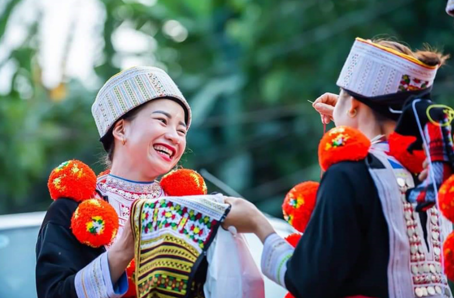 Искусство, хранящее обряд: вышивка ритуальных парчовых костюмов народа красные зао