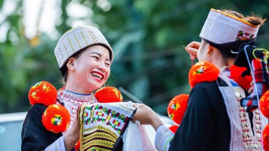 Искусство, хранящее обряд: вышивка ритуальных парчовых костюмов народа красные зао