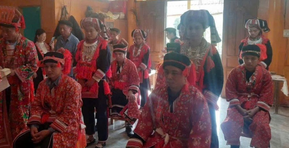 Искусство, хранящее обряд: вышивка ритуальных парчовых костюмов народа красные зао