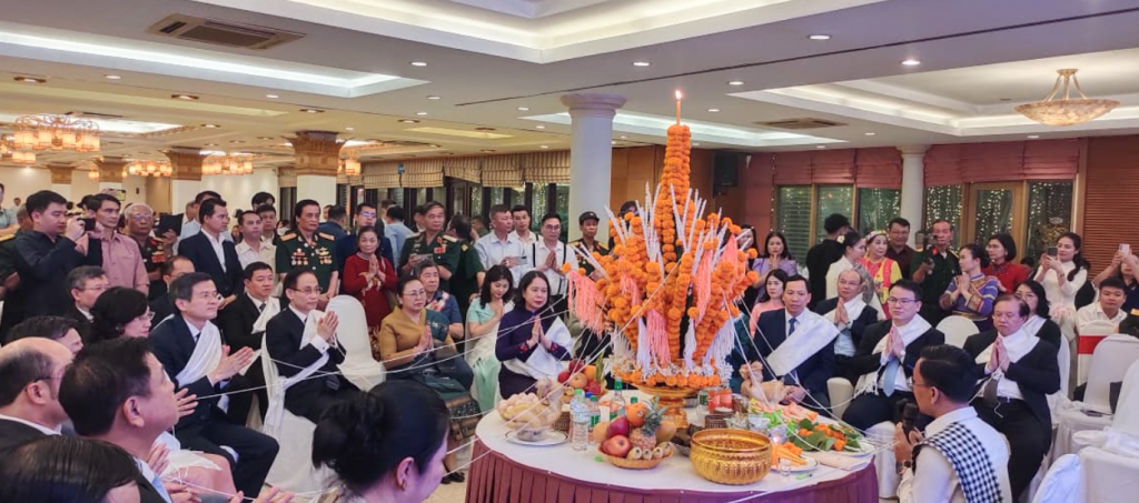 Празднование лаосского Нового года в Ханое