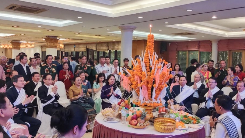 Празднование лаосского Нового года в Ханое