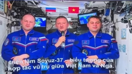 Космонавты РФ передали привет Вьетнаму с Международной космической станции