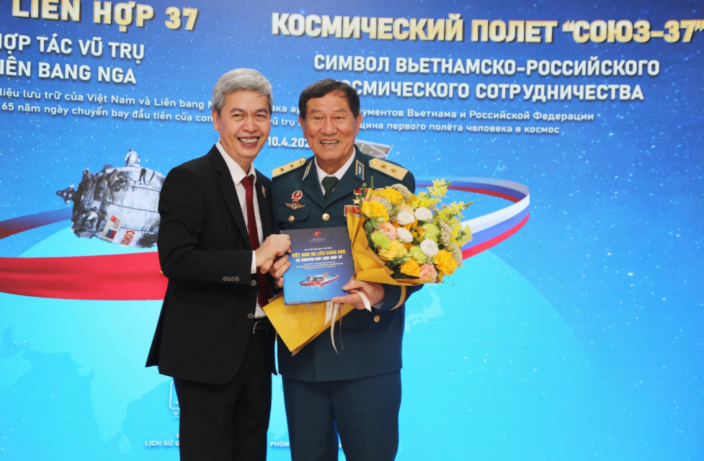 Генерал-лейтенант Фам Туан и его мгновения напряжения, счастья в космическом полёте Генерал-лейтенант Фам Туан и его мгновения напряжения, счастья в космическом полёте