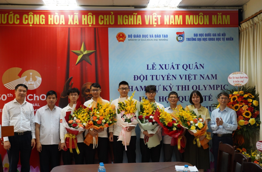 Сборная Вьетнама отправилась на 60-ю Международную химическую олимпиаду в РФ