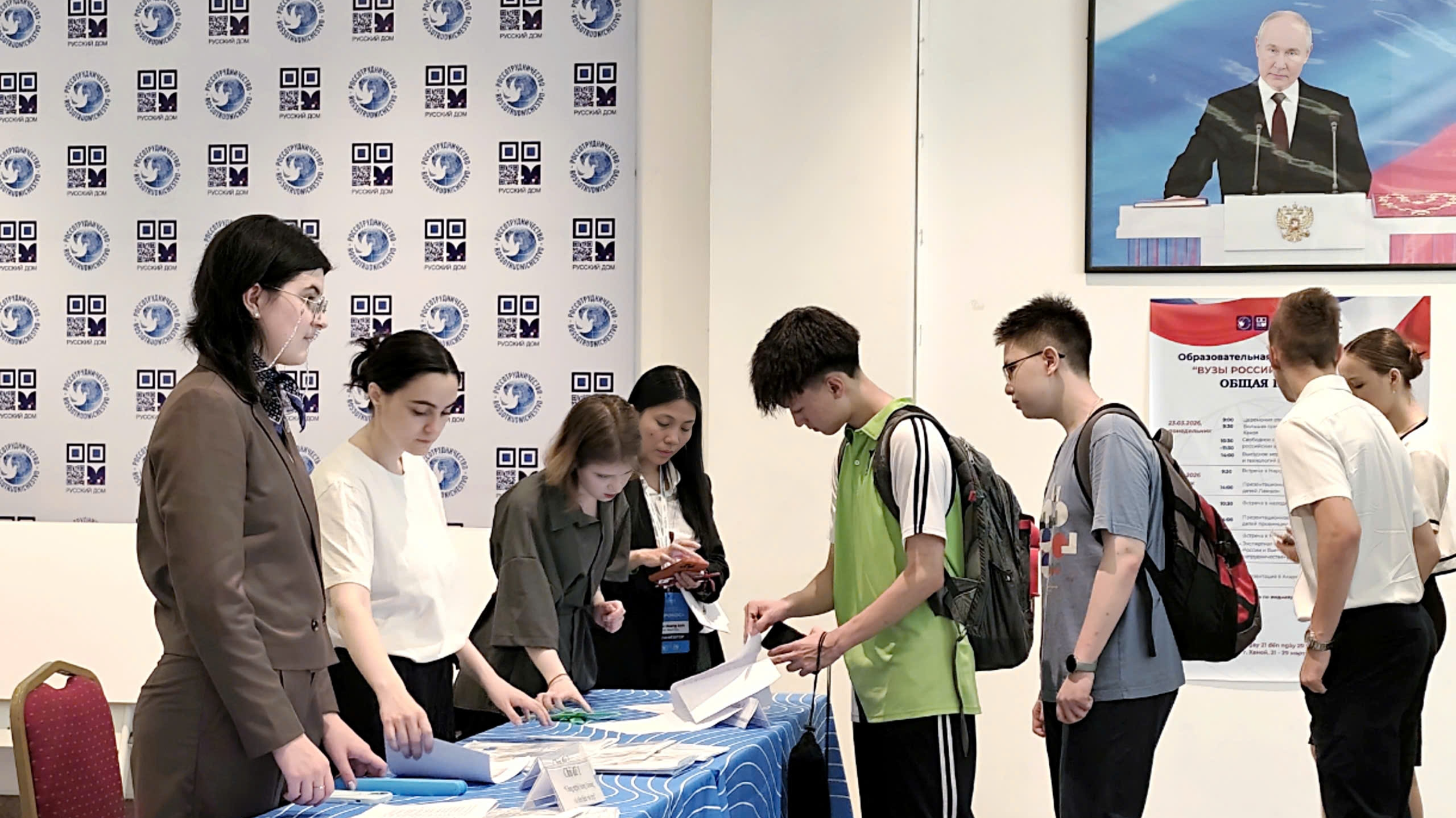 В Ханое открылся международный образовательный проект «АЭРОКОС»