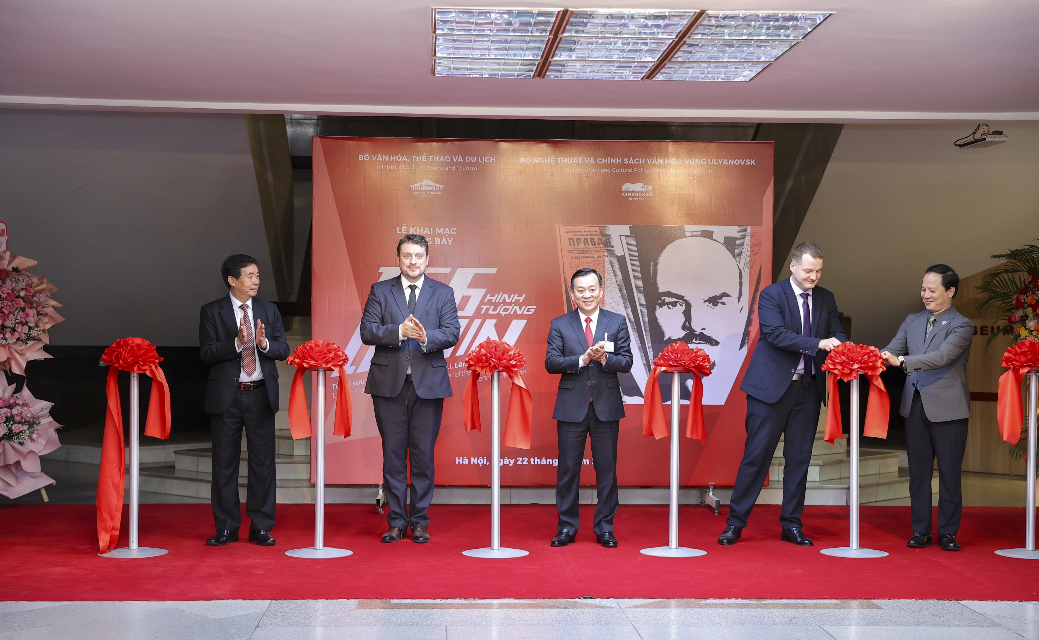 Воссоздание жизни Ленина — великого деятеля через 156 образов