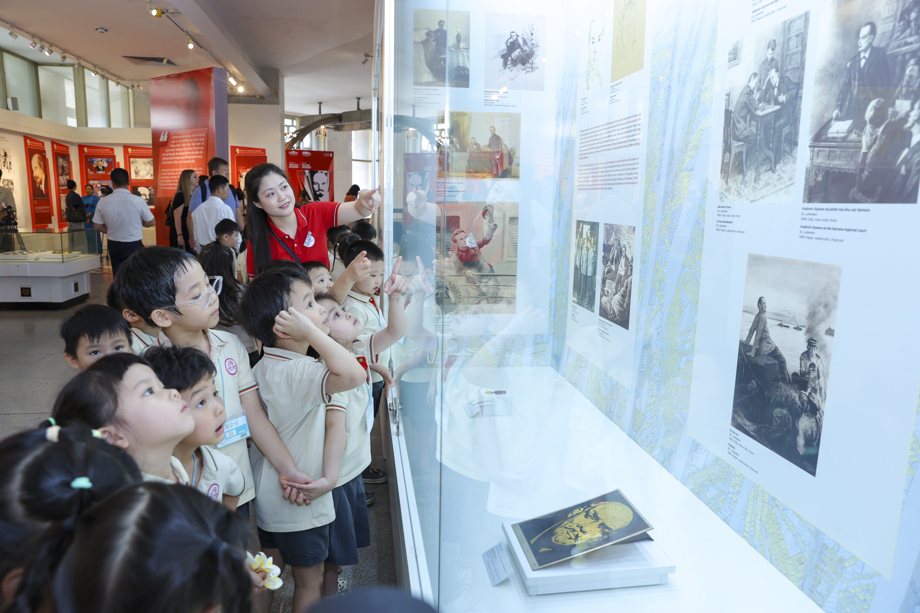 Воссоздание жизни Ленина — великого деятеля через 156 образов