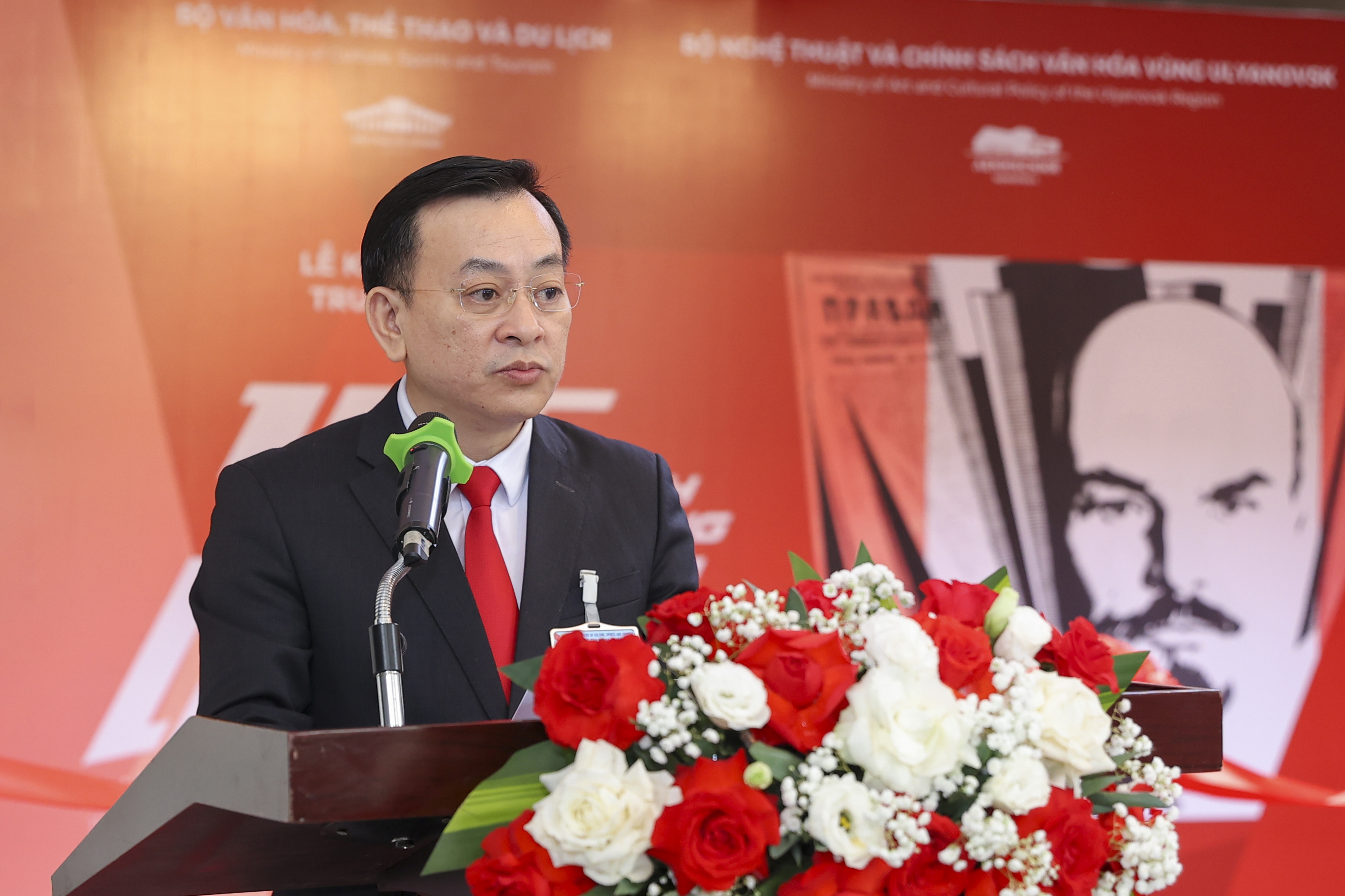 Воссоздание жизни Ленина — великого деятеля через 156 образов