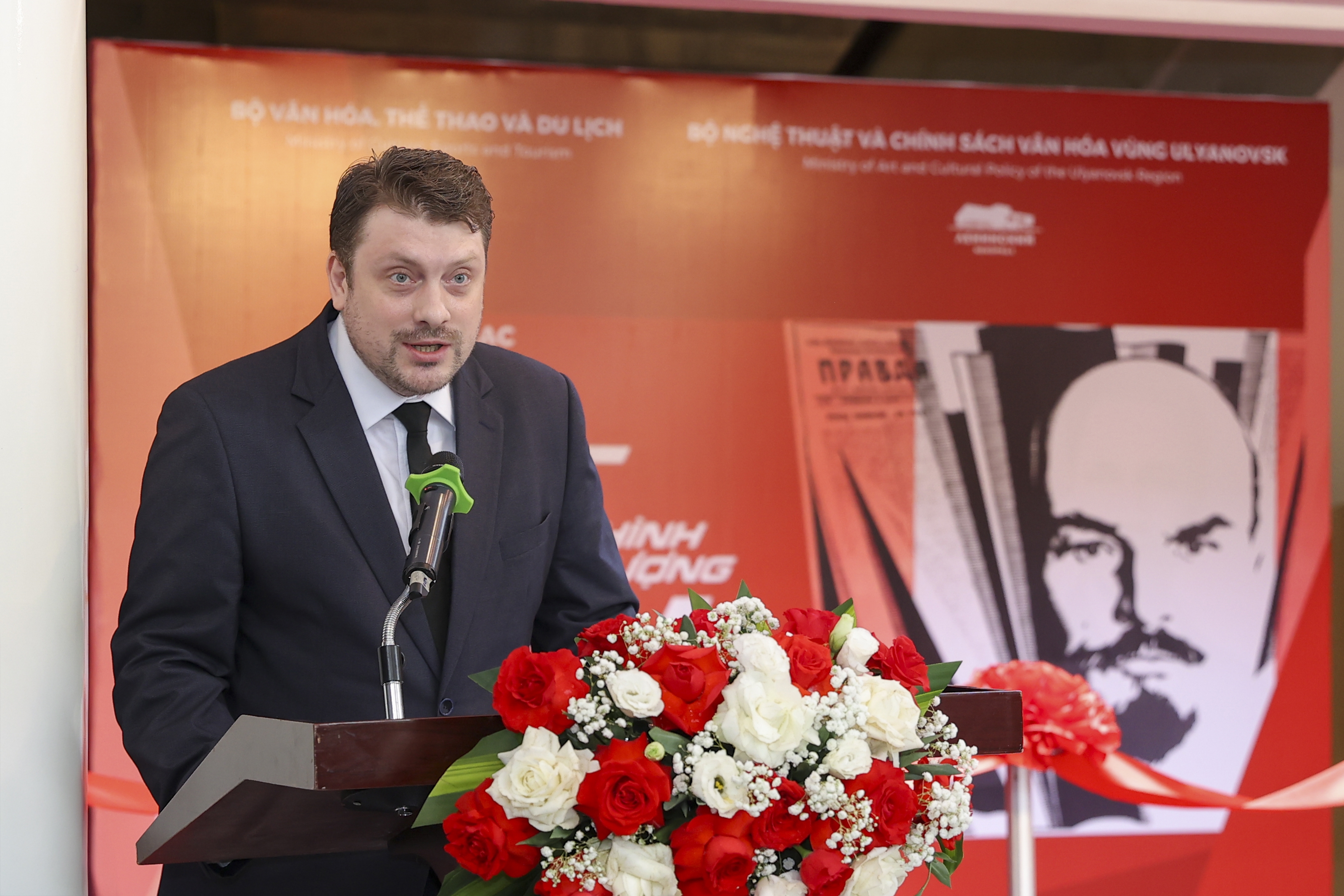 Воссоздание жизни Ленина — великого деятеля через 156 образов