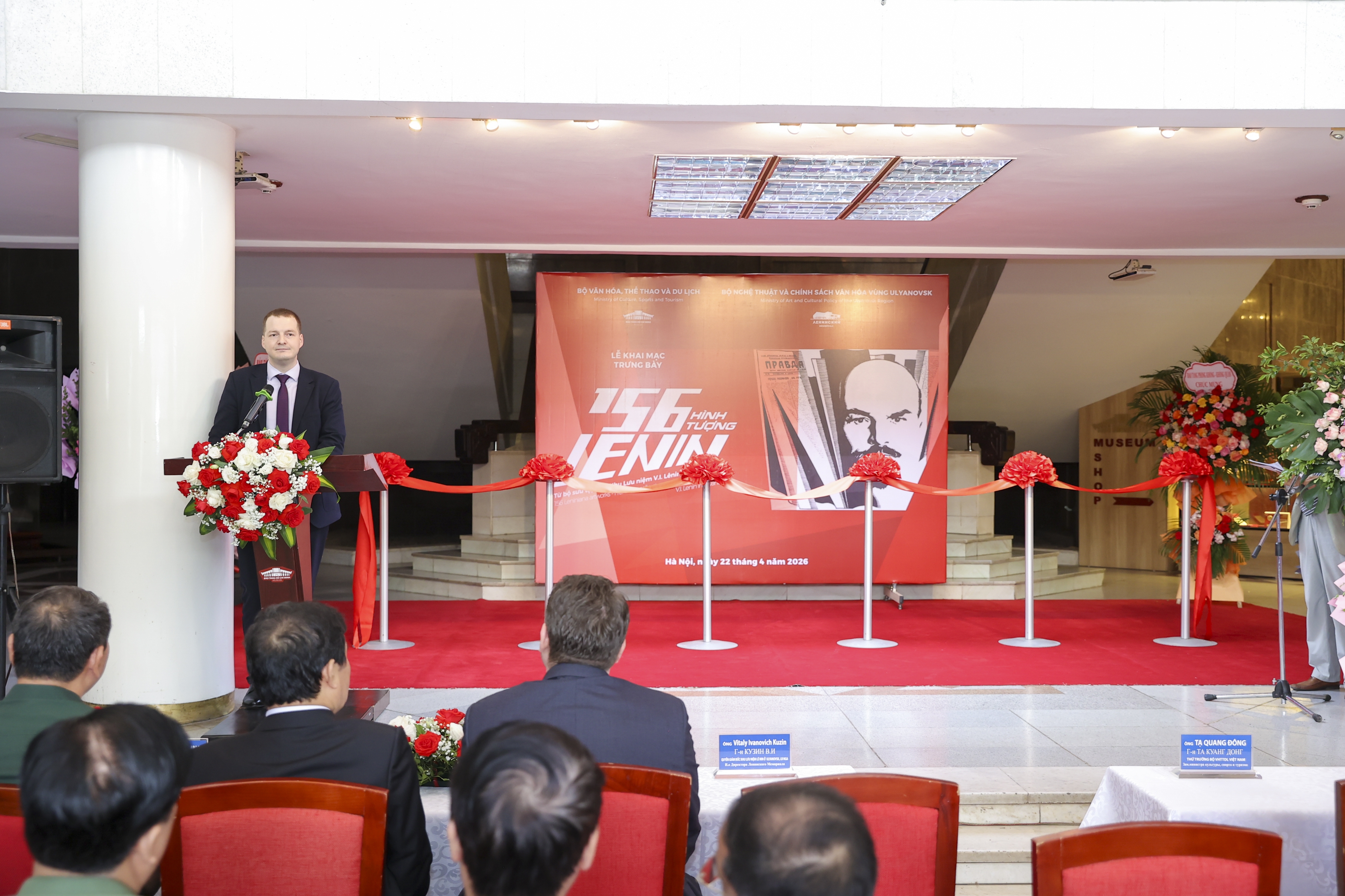 Воссоздание жизни Ленина — великого деятеля через 156 образов