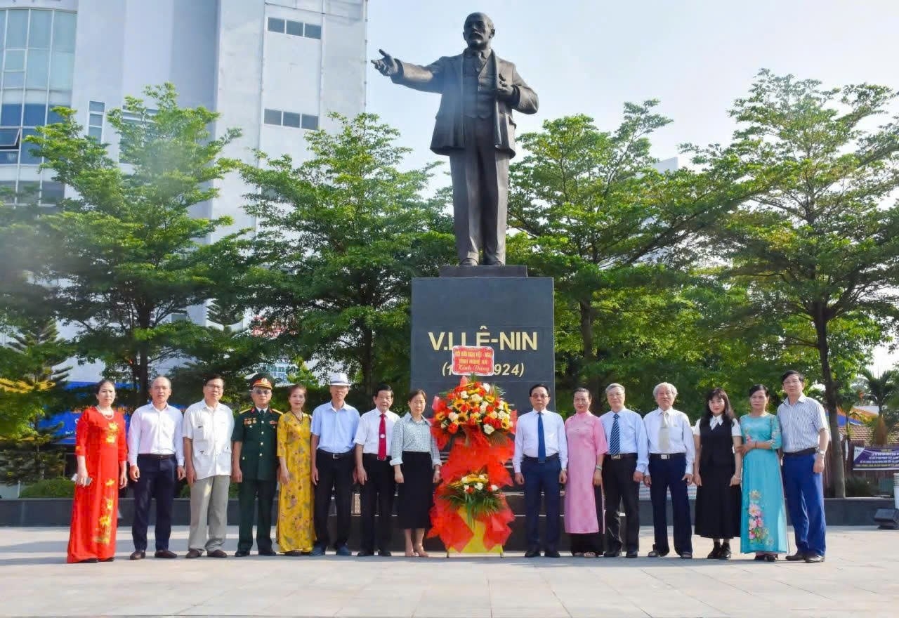 156-летие со дня рождения Ленина: в Ханое и Нгеане прошёл ряд значимых мероприятий