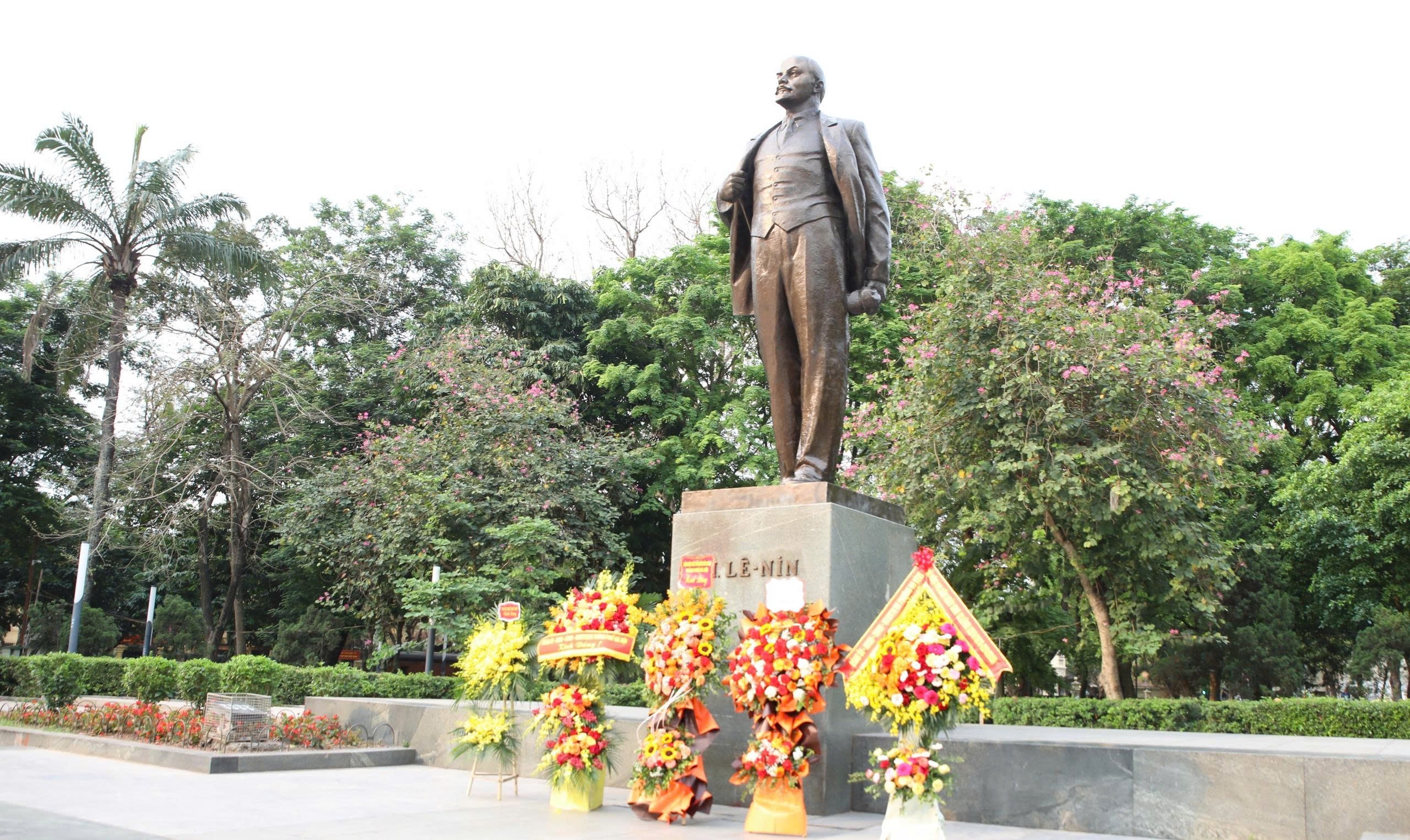 156-летие со дня рождения Ленина: в Ханое и Нгеане прошёл ряд значимых мероприятий