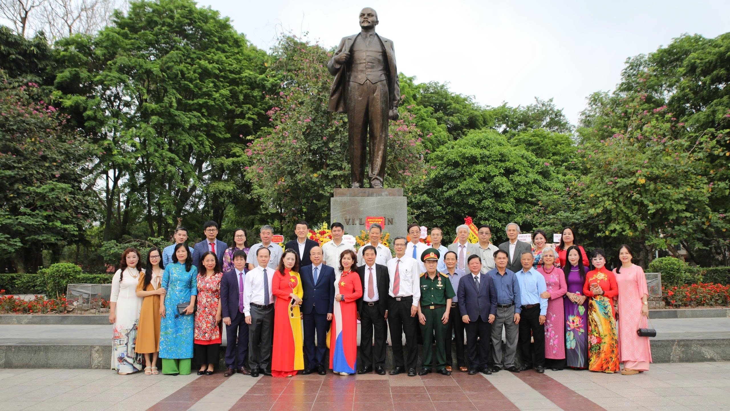 156-летие со дня рождения Ленина: в Ханое и Нгеане прошёл ряд значимых мероприятий