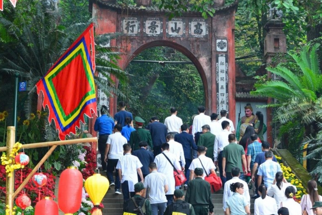 Сто деревьев — один корень, сто детей — один дом