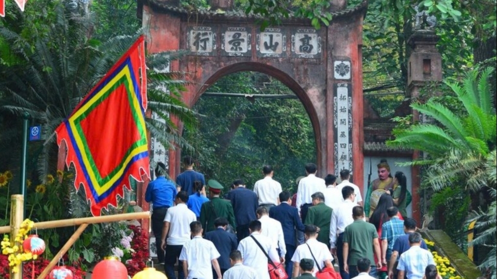 Сто деревьев — один корень, сто детей — один дом