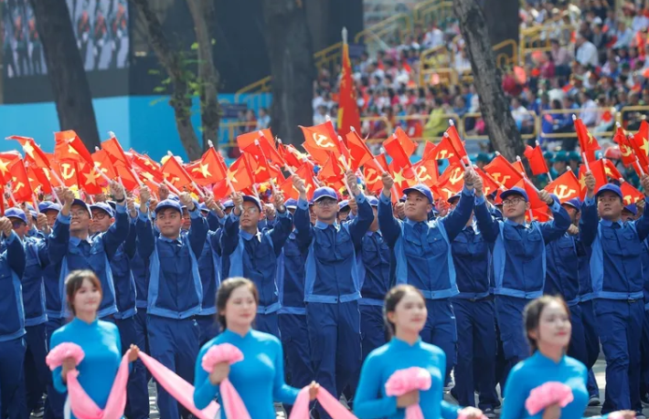 1000 рабочих приняли участие в параде в честь 140-летия Международного дня труда