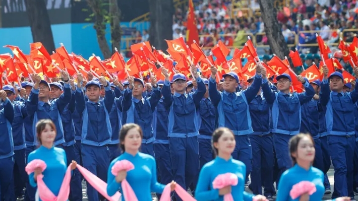1000 рабочих приняли участие в параде в честь 140-летия Международного дня труда