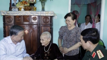 Генеральный секретарь ЦК КПВ, Президент СРВ То Лам посетил бывших руководителей Партии и Государства и Мать-героиню Вьетнама