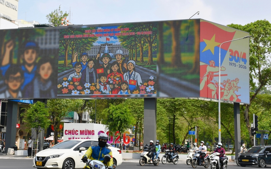 Г. Хошимин ярко украшен флагами и цветами к празднику 30 апреля