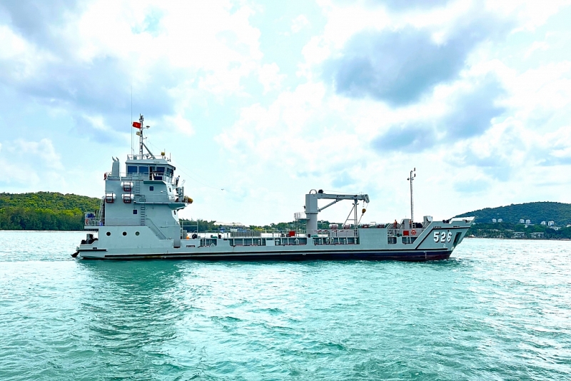Военнослужащие ВМС предоставили 600 куб.м пресной воды жителям в Камау Военнослужащие ВМС предоставили 600 куб.м пресной воды жителям в Камау