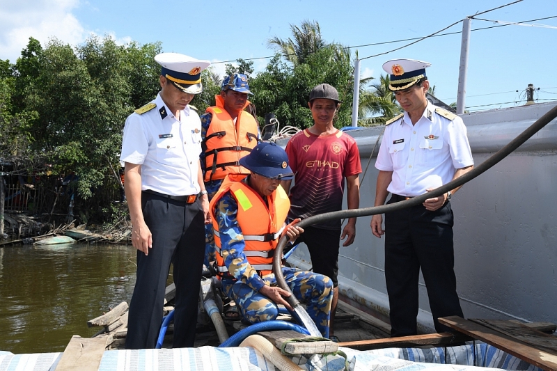 Военнослужащие ВМС предоставили 600 куб.м пресной воды жителям в Камау