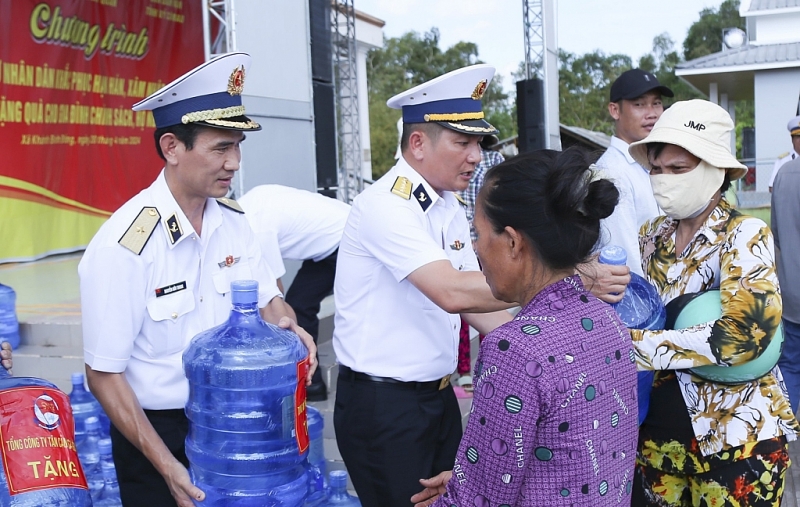Военнослужащие ВМС предоставили 600 куб.м пресной воды жителям в Камау