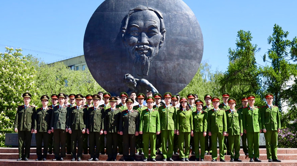 Курсанты МОБ Вьетнама в РФ возложили цветы в честь 134-летия с дня рождения Хо Ши Мина