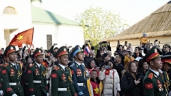 Вьетнамцы в Москве тепло встретили вьетнамских военнослужащих, репетирующих участие в Параде Победы на Красной площади