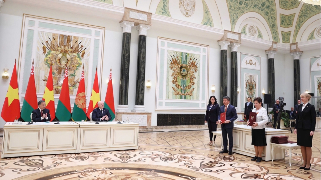 Церемония подписания документов о сотрудничестве между Вьетнамом и Беларусью