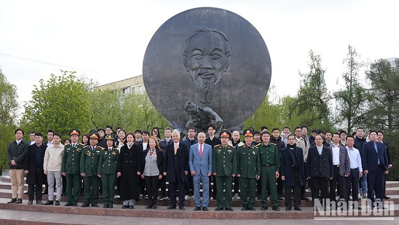 Ветераны и представители молодого поколения Вьетнама фотографируются возле памятника Хо Ши Мину. Фото: Суан Хынг