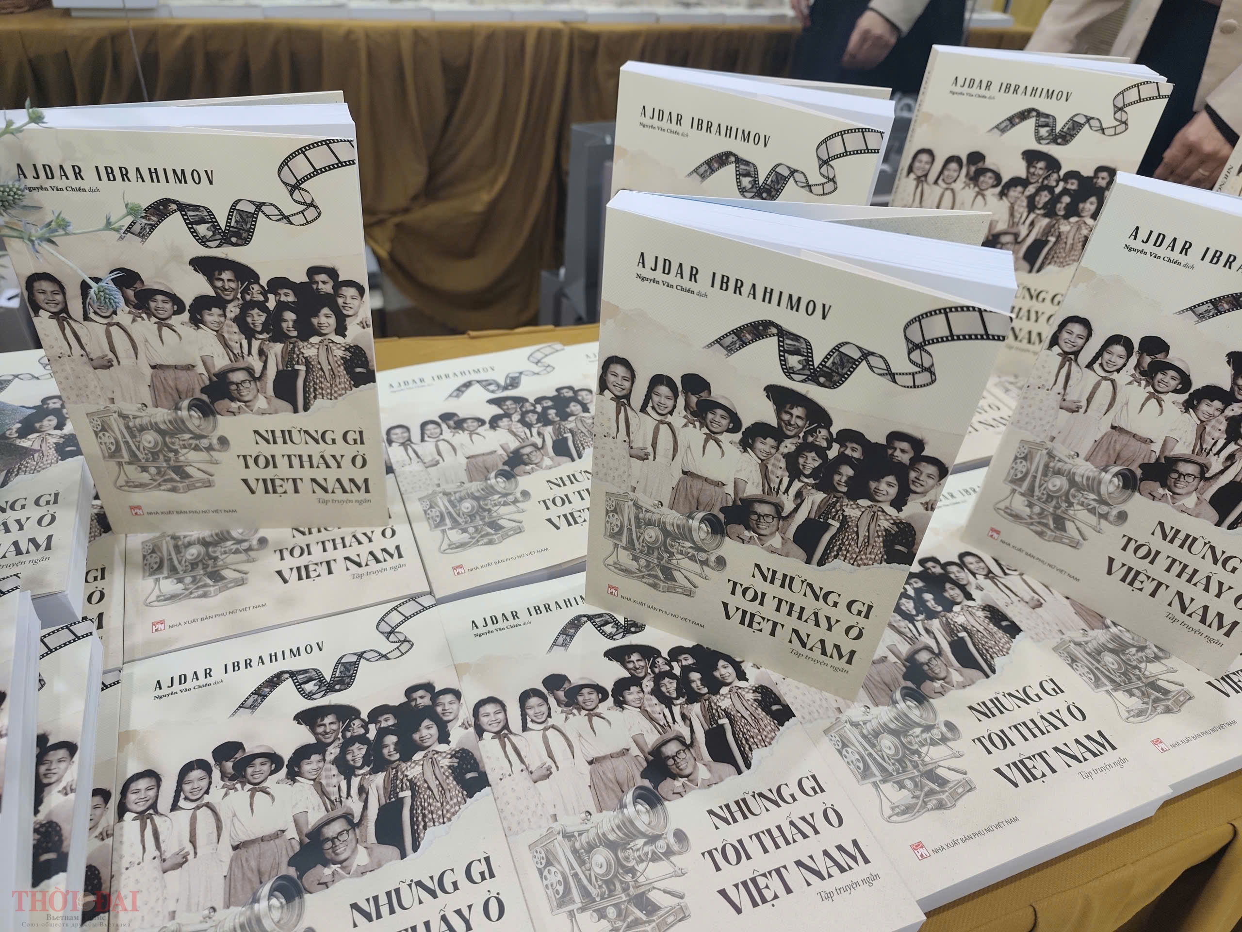 Страницы книги, соединяющие дружбу между Вьетнамом р Азербайджаном