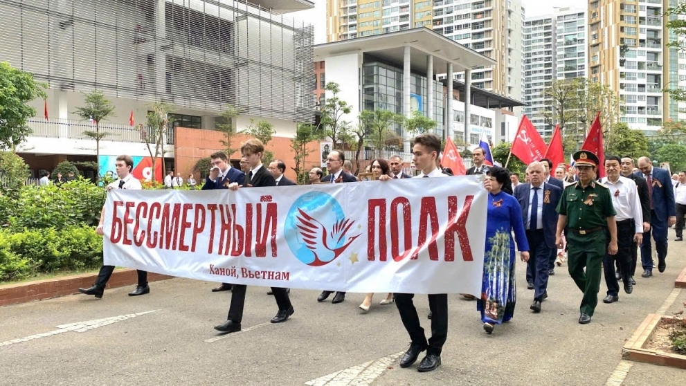 Сотни людей приняли участие в «Бессмертной полке» в Ханое