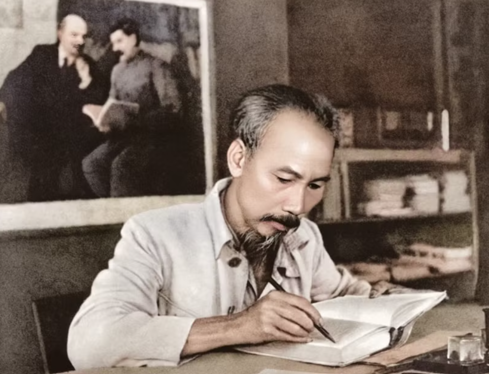 Учиться по примеру Хо Ши Мина, чтобы повышать профессиональную компетентность