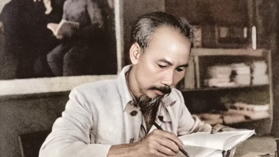 Учиться по примеру Хо Ши Мина, чтобы повышать профессиональную компетентность