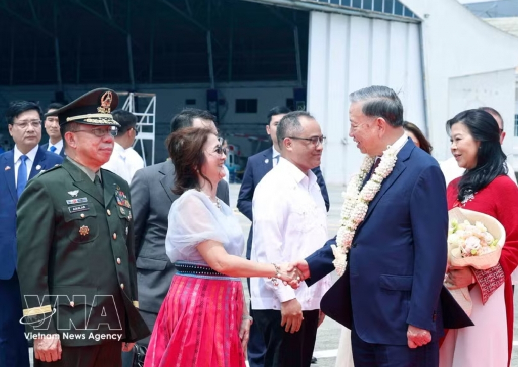 Генеральный секретарь, Президент государства То Лам и супруга прибыли в Манилу с государственным визитом в Республику Филиппины Генеральный секретарь, Президент государства То Лам и супруга прибыли в Манилу с государственным визитом в Республику Филиппины